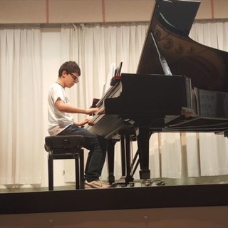 Nella foto un giovane allievo della scuola Musicando di Bra, diretta da Enrica Boglioli