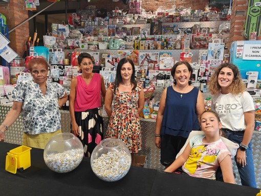In foto alcune volontarie del banco di beneficenza al Santuario della Madonna dei fiori, a Bra In foto alcune volontarie del banco di beneficenza al Santuario della Madonna dei fiori, a Bra