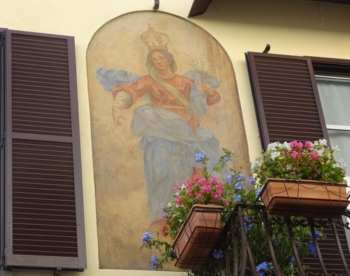 La Bra più bella è quella che non t’aspetti: i segni della devozione sui muri delle case (Foto)