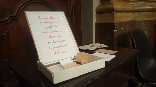 La scatola delle intenzioni di preghiera nella chiesa delle Clarisse, a Bra La scatola delle intenzioni di preghiera nella chiesa delle Clarisse, a Bra