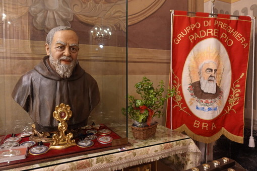 Il busto di San Pio, conservato nella chiesa dei Battuti Neri, a Bra