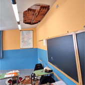 Il soffito crollato in un'aula del liceo braidese