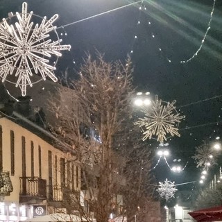 Luminarie spenta in via Principi di Piemonte, a Bra