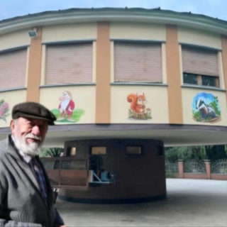 Michele Beltramone davanti alla sua "casa che gira"