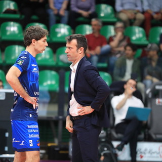 Coach Battocchio insieme con il capitano Daniele Sottile durante un time out della passata stagione