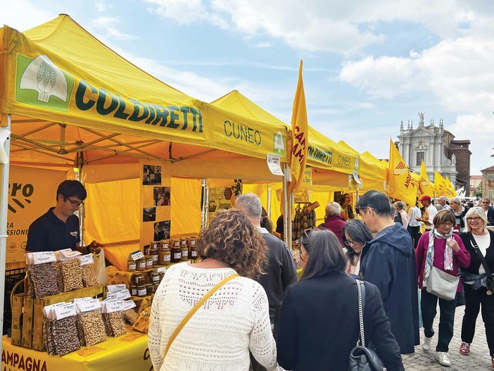 Coldiretti Cuneo porta l’agricoltura a Bra’s con il mercato di Campagna Amica Coldiretti Cuneo porta l’agricoltura a Bra’s con il mercato di Campagna Amica