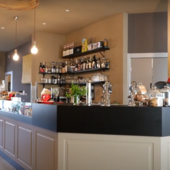 L'interno del Bar&amp;Kitchen Alfieri in via Alfieri ad Alba