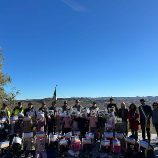 Novello, i bambini celebrano l’Unità nazionale: memoria e futuro davanti al Monumento ai Caduti