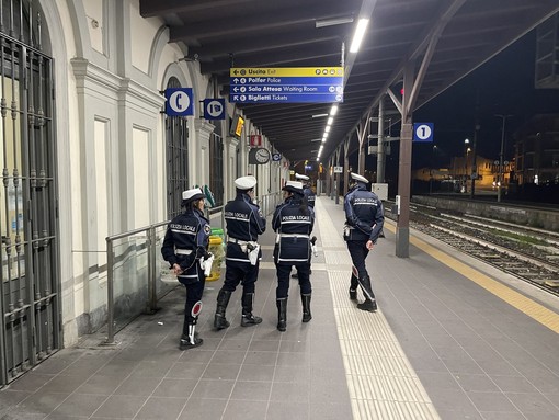 La Polizia Locale di Bra durante un controllo di routine in stazione