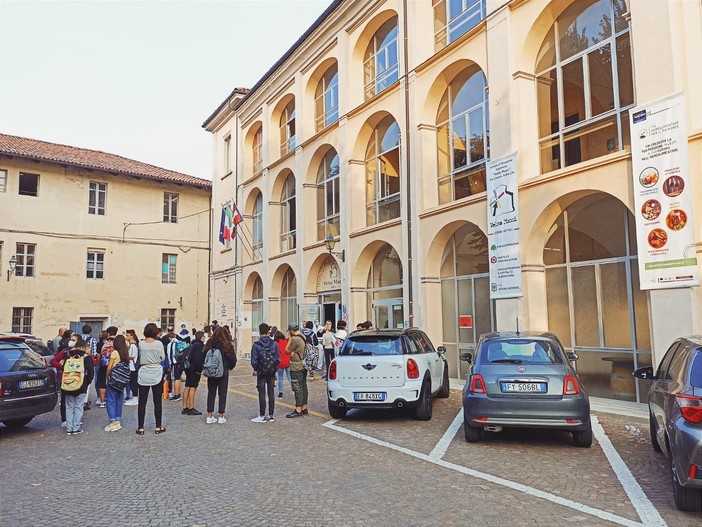 Studenti all'ingresso del Velso Mucci di Bra (foto d'archivio, Ph. Barbara Guazzone)