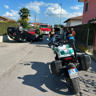 Bra, Scontro violento in strada Bria: un’auto si ribalta dopo l’impatto con un veicolo in sosta Bra, Scontro violento in strada Bria: un’auto si ribalta dopo l’impatto con un veicolo in sosta