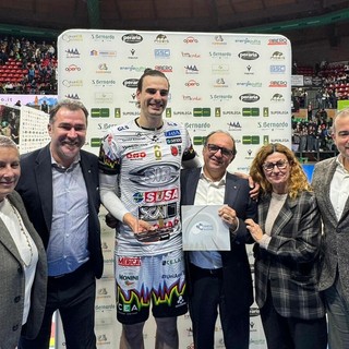Confapi Cuneo consegna i premi a Simone Giannelli, Mvp della partita di ieri sera Confapi Cuneo consegna i premi a Simone Giannelli, Mvp della partita di ieri sera