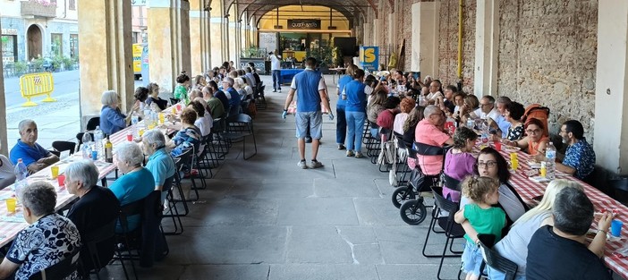 Avis Bra, grande partecipazione alla cena estiva sotto l’Ala di corso Garibaldi Avis Bra, grande partecipazione alla cena estiva sotto l’Ala di corso Garibaldi