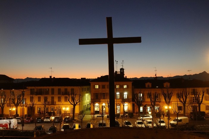 La Croce della chiesa dei Fratini che si staglia sulla Rocca, a Bra La Croce della chiesa dei Fratini che si staglia sulla Rocca, a Bra