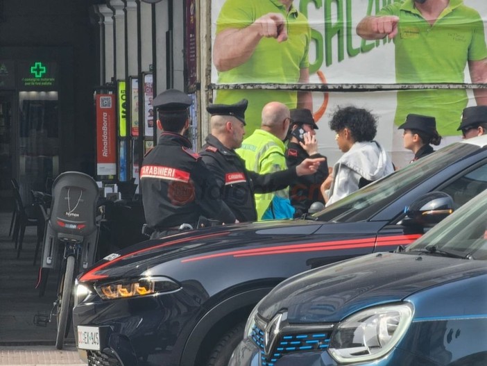 L'intervento delle forze dell'ordine in corso Nizza