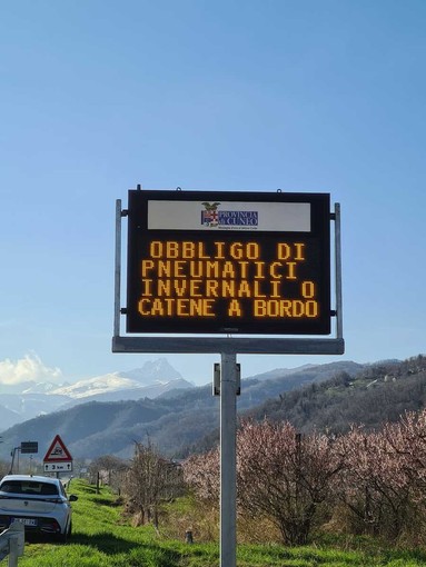 Uno dei tre pannelli a messaggio variabile installati sulla sp 251