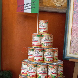 La “conserva antifascista” arriva in libreria a Borgo San Dalmazzo per diffondere democrazia con la Costituzione in versione pop