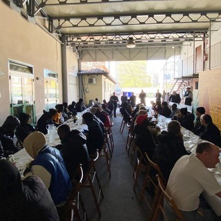 Il pranzo di Pasqua alla mensa della Caritas dove Elia Del Grande ha servito come volontario