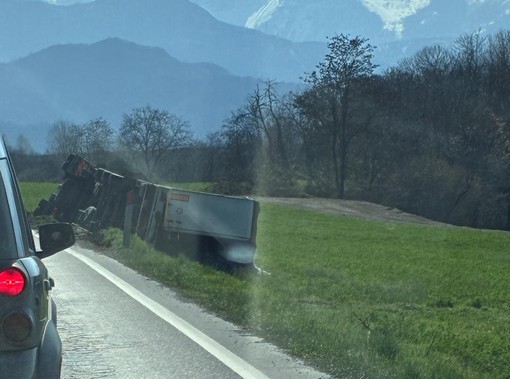 Il camion ribaltato sulla Bovesana