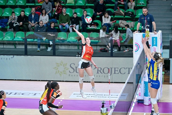 La schiacciatrice Pucelj, premiata MVP del match, in azione contro San Giovanni (foto di Danilo Ninotto) La schiacciatrice Pucelj, premiata MVP del match, in azione contro San Giovanni (foto di Danilo Ninotto)