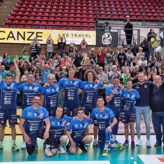 La formazione della Cuneo Sitting Volley vittoriosa nel doppio derby cn Chieri