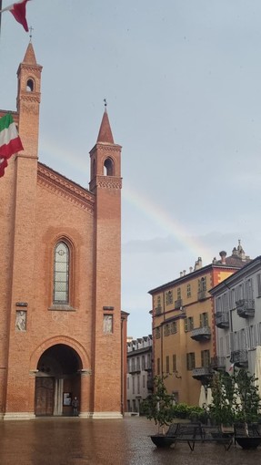 La Cattedrale di Alba con sfondo di arcobaleno
