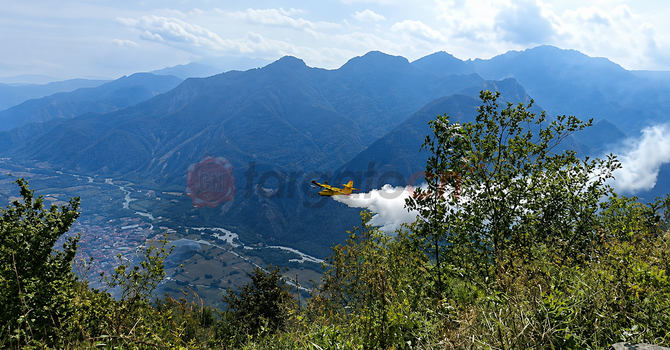 Un Canadair in azione a Valdieri nello scorso agosto