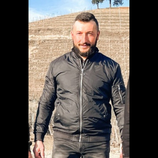 Costel Ciobotar, 35enne di nazionalità romena, viveva a Canale con la moglie Michela e la figlioletta Elena, di appena tre anni.