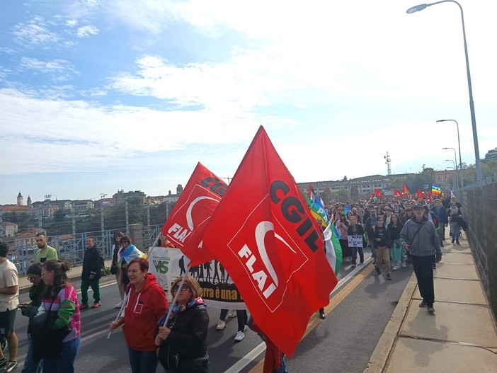 Il corteo che anche a Cuneo ha accompagnato lo sciopero generale di oggi Il corteo che anche a Cuneo ha accompagnato lo sciopero generale di oggi