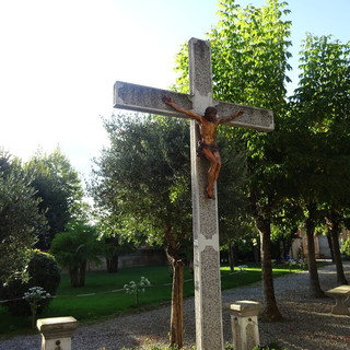 La Croce nel giardino del Santuario della Madonna dei Fiori di Bra