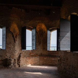 "Castello Segreto" torna a Serralunga d'Alba: il 22 agosto visita speciale tra torri, cantine e tramonto sulle Langhe
