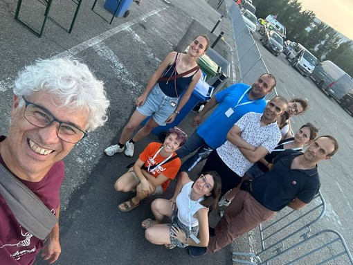 L'assessore Roberto Cavallo con i volontari prima di "entrare in servizio"
