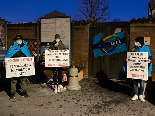 La protesta dei tre dipendenti di fronte all'ingresso della struttura, lo scorso 28 gennaio