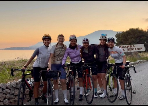 Le cinque cicliste all'arrivo poco prima del confine tra Italia e Francia