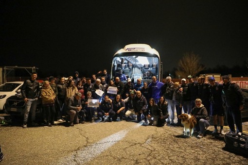Tifosi ed amici sul piazzale del palasport all'arrivo dei cuneesi da Dubai (Foto Valerio Giraudo)
