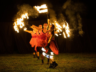 Il teatro di fuoco "I Custodi delle Fiamme" della compagnia Calidè Il teatro di fuoco "I Custodi delle Fiamme" della compagnia Calidè