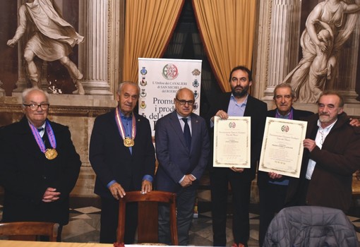 Il gran maestro dell'Ordine roerino Carlo Rista premia la Cantina Produttori di Govone e alla Enrico Serafino di Canale