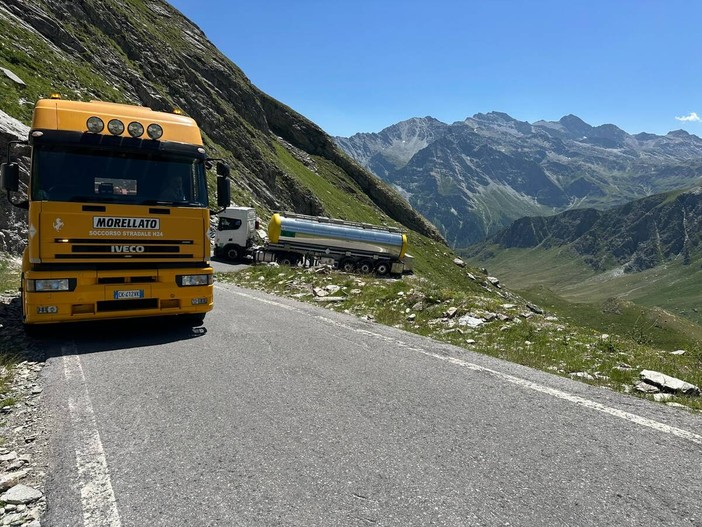 La cisterna  bloccata e l'autogru Morellato durante i soccorsi