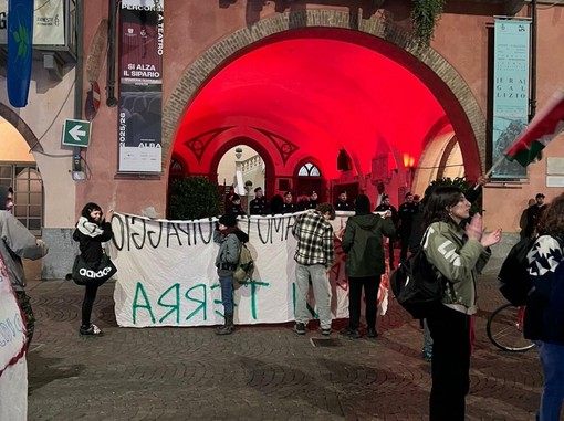 Corteo pro-Palestina sotto il Comune di Alba: tensioni durante la seduta del Consiglio: &quot;La democrazia richiede rispetto&quot;
