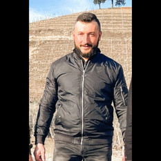 Costel Ciobotar, 35enne di nazionalità romena, viveva a Canale con la moglie Michela e la figlioletta Elena, di appena tre anni.