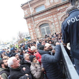 In coda dalle due di notte e l’open day per il passaporto a Cuneo va in overbooking [FOTO E VIDEO]