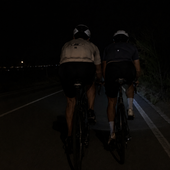 Ciclisti al buio di notte affiancati in strada: perché questo disprezzo per la vita?
