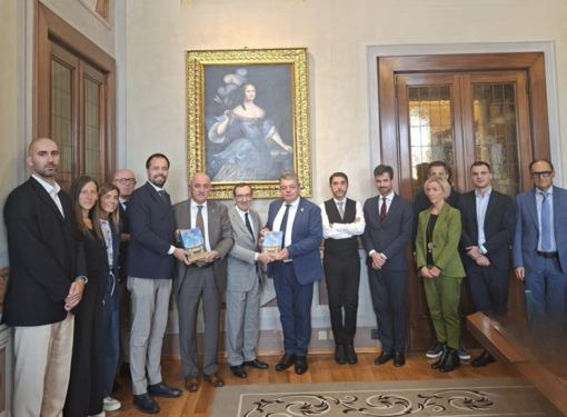 Bcc Alpi Marittime dona ai Comuni di Carrù e Dogliani il volume “I Presidenti della Repubblica e la cooperazione”