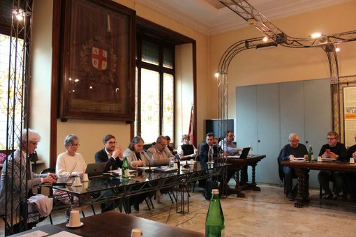 Alba, il Consiglio saluta Rosanna Martini e accoglie Vito Apicella: il passaggio di consegne in aula Alba, il Consiglio saluta Rosanna Martini e accoglie Vito Apicella: il passaggio di consegne in aula
