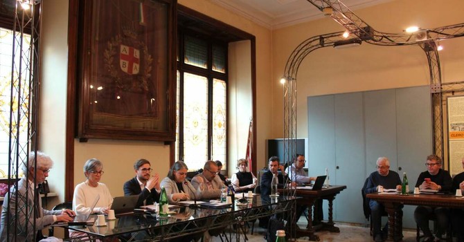 Alba, il Consiglio saluta Rosanna Martini e accoglie Vito Apicella: il passaggio di consegne in aula