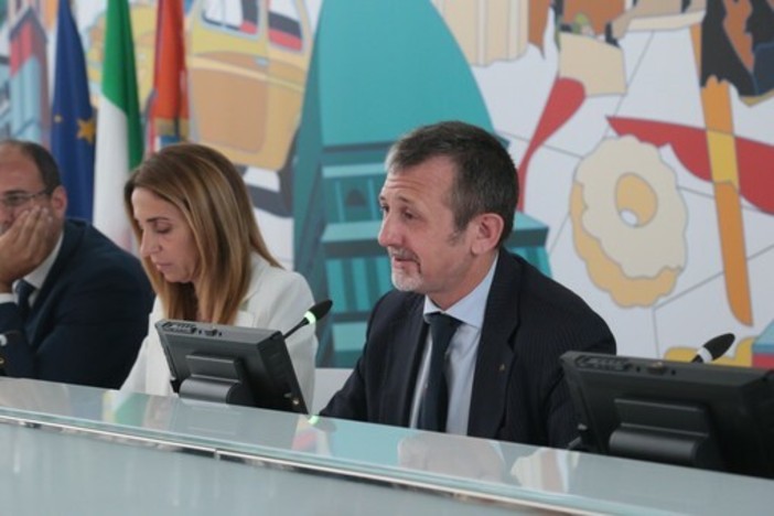 Dimissioni Delmastro da sottosegretario alla Giustizia, Pd e M5S: "Chiorino segua il suo esempio"