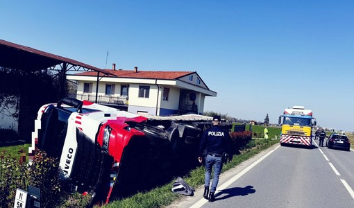 Il mezzo ribaltato sulla SS20 nei pressi di Centallo