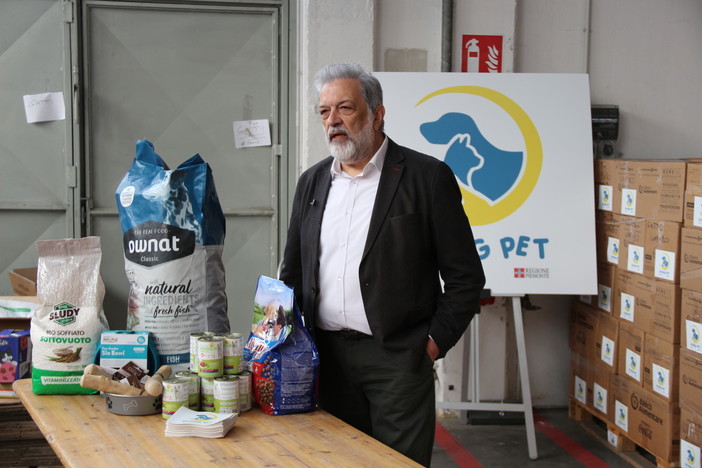 Salvatore Collarino, presidente del Banco alimentare del Piemonte. Tra i prodotti distribuiti anche cibo e attrezzature per animali