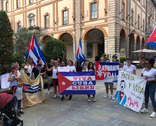Una manifestazione per Cuba a Cuneo Una manifestazione per Cuba a Cuneo