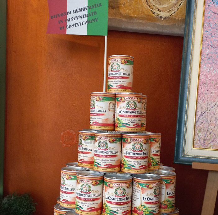 La “conserva antifascista” arriva in libreria a Borgo San Dalmazzo per diffondere democrazia con la Costituzione in versione pop